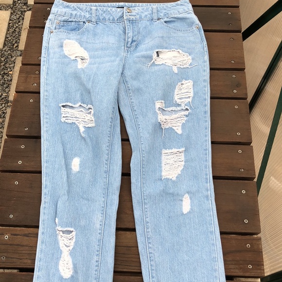 F21 Low Rise Distressed Jean - Picture 3 of 6